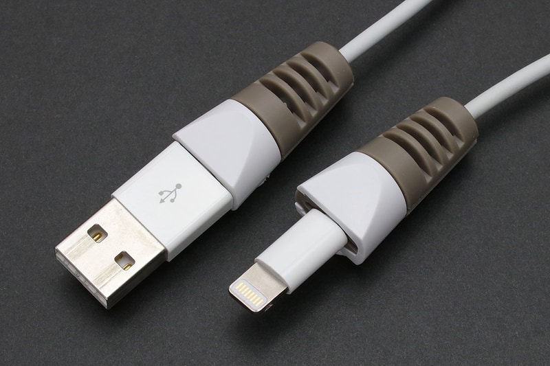 Lightningコネクターの劣化を防ぐグッズ各種をレビューしています。