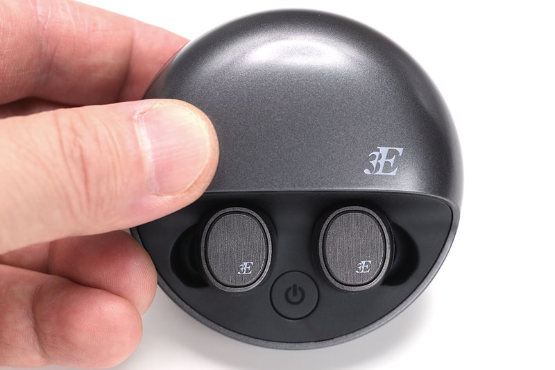 3Eの「CHARIOT （チャリオット/3E-BEA3）」。左右分離型の完全ワイヤレスなBluetoothイヤホンです。ケース兼充電器付き（もちろんフタを閉められます）。