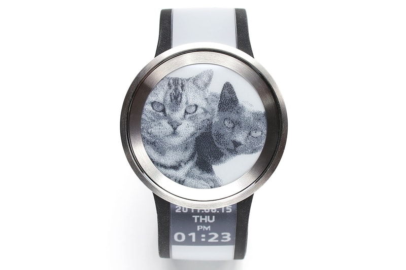 ソニーの「FES Watch U」。文字盤やバンドが電子ペーパーでつくられているデジタル腕時計で、自由にデザインを変えることができます。