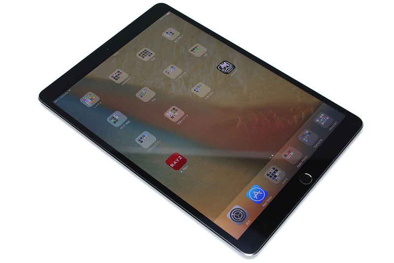 アップルの「10.5インチiPad Pro」。従来の9.7インチ系iPadより少し大きいサイズですが、画面は1インチ近く大きくなっています。