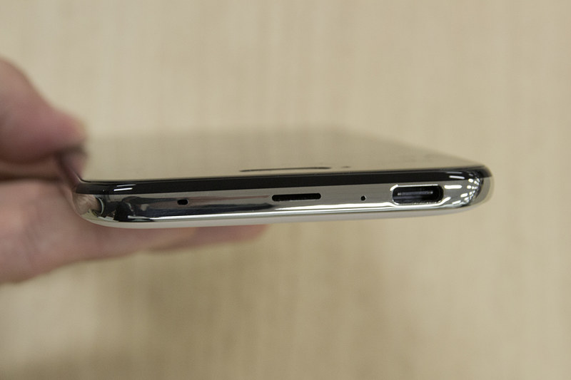 イヤホンジャックはない。付属の有線イヤホンはType-Cポートに接続して利用する