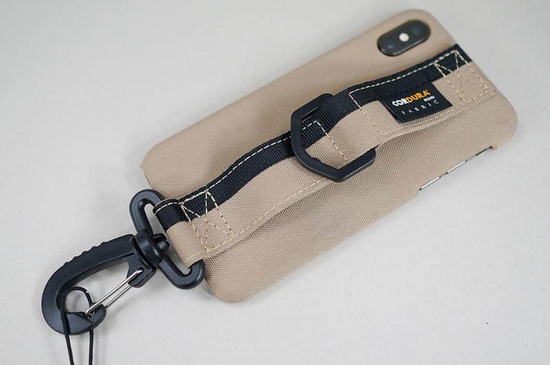 BZGLAMのケース。軍用装具を思わせるデザインだ