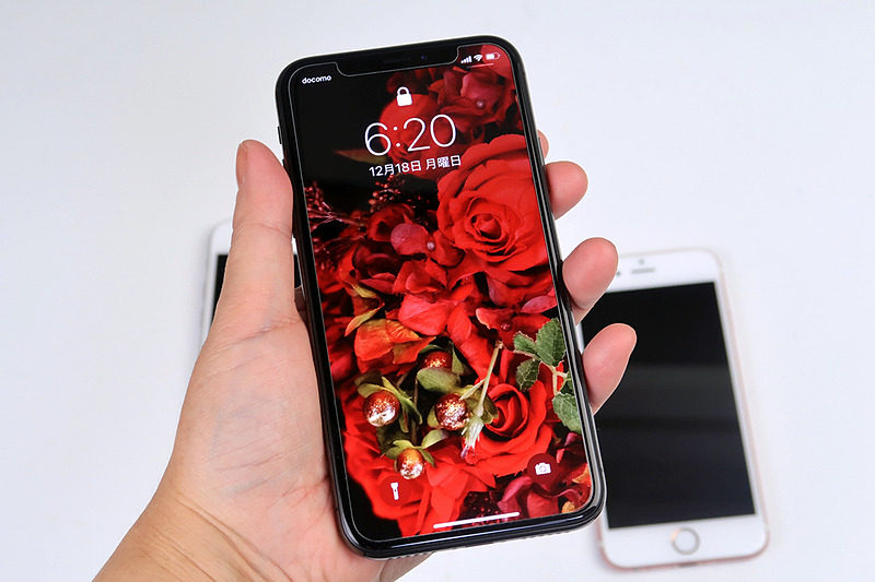 結局買ってしまったiPhone X（ディスプレイに保護ガラスを添付しています）