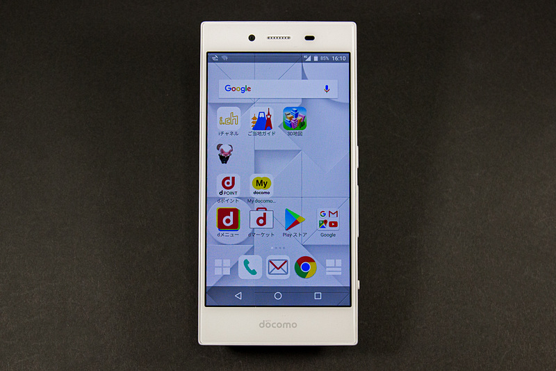 前面下部にドコモロゴ。背面にはロゴがないデザイン