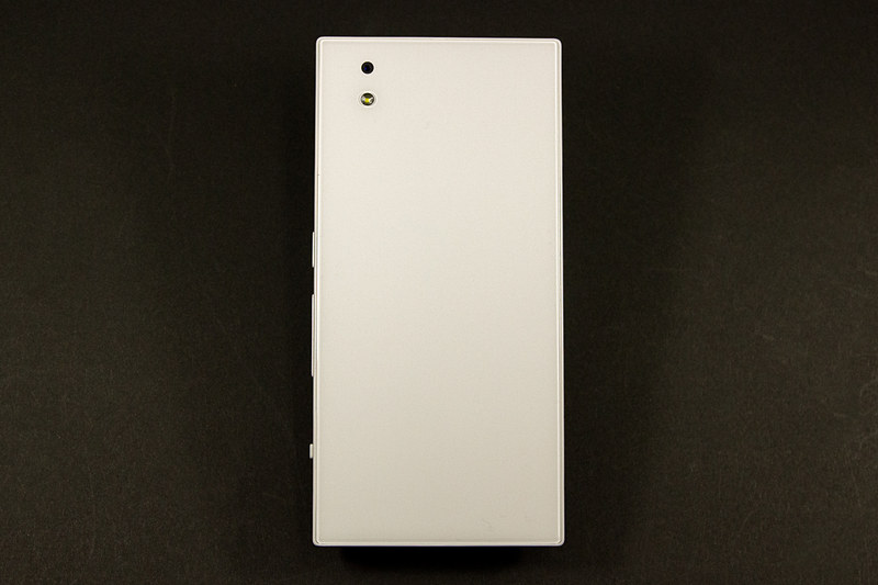 前面下部にドコモロゴ。背面にはロゴがないデザイン