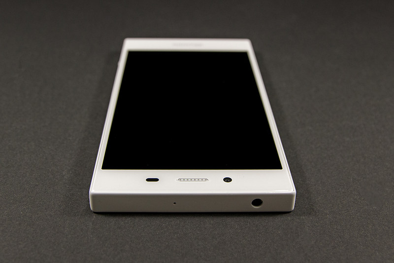 上部にイヤホンジャック。下部にmicroUSB端子を備える