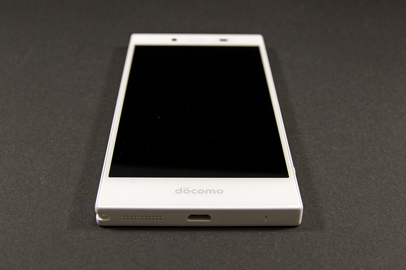 上部にイヤホンジャック。下部にmicroUSB端子を備える