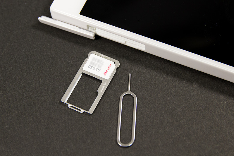 nanoSIM＋microSDスロットはトレイ式