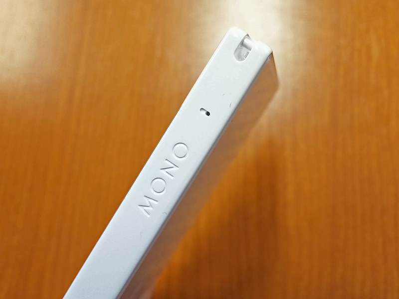 ストラップホールもしっかり備える。側面に目立たないように刻印された「MONO」ロゴがカッコいい