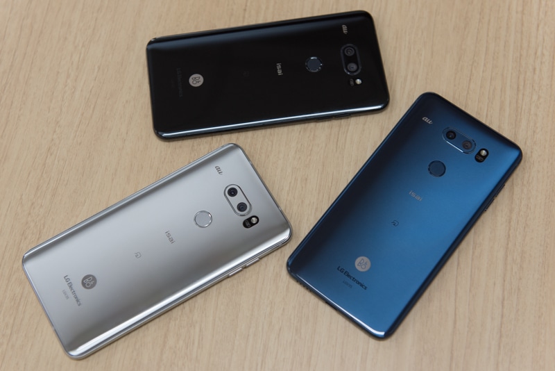 au版のカラーにはモロッカンブルー（右）も