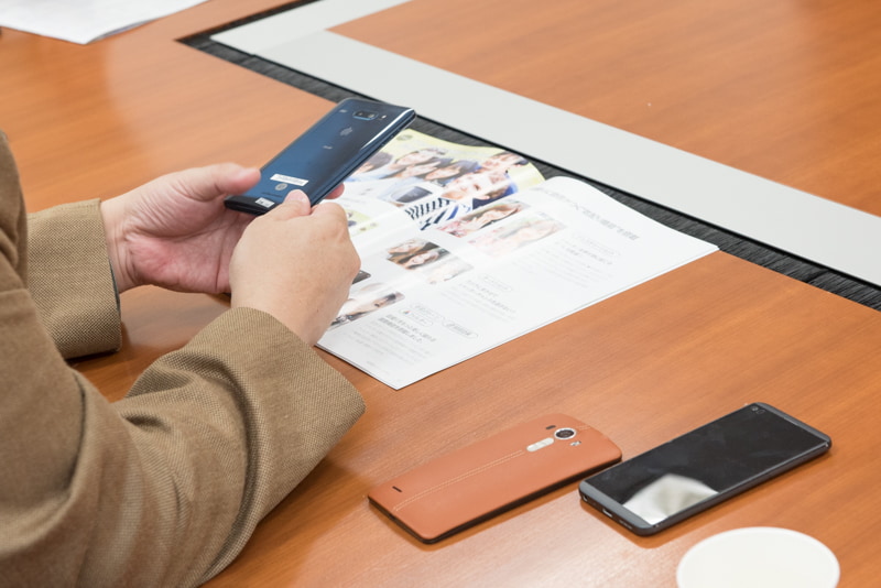 isai vivid LGV32（中央）