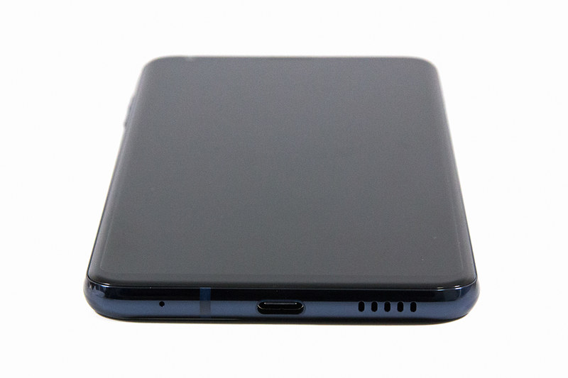 下部の外部端子はUSB Type-C