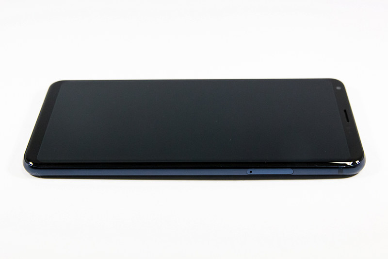 右側面にトレイ式のnanoSIM＋microSDスロット