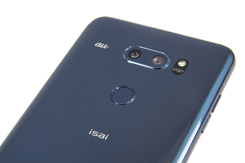 背面中央に指紋認証センサー兼用の電源ボタン