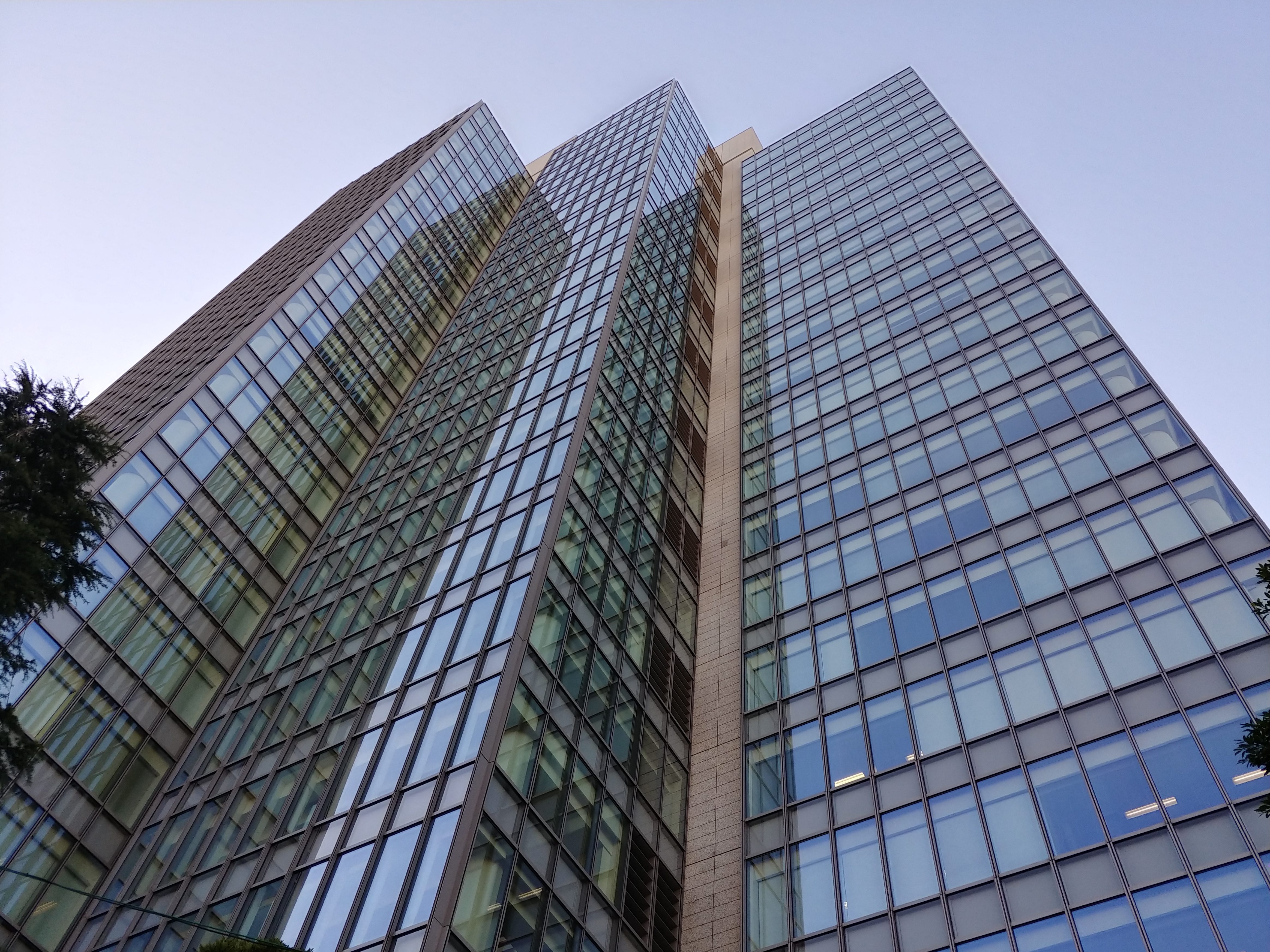 以下、左が標準画角レンズ（4656×3492ドット）、右が広角レンズの撮影サンプル（4160×3120ドット）。リンク先は無加工