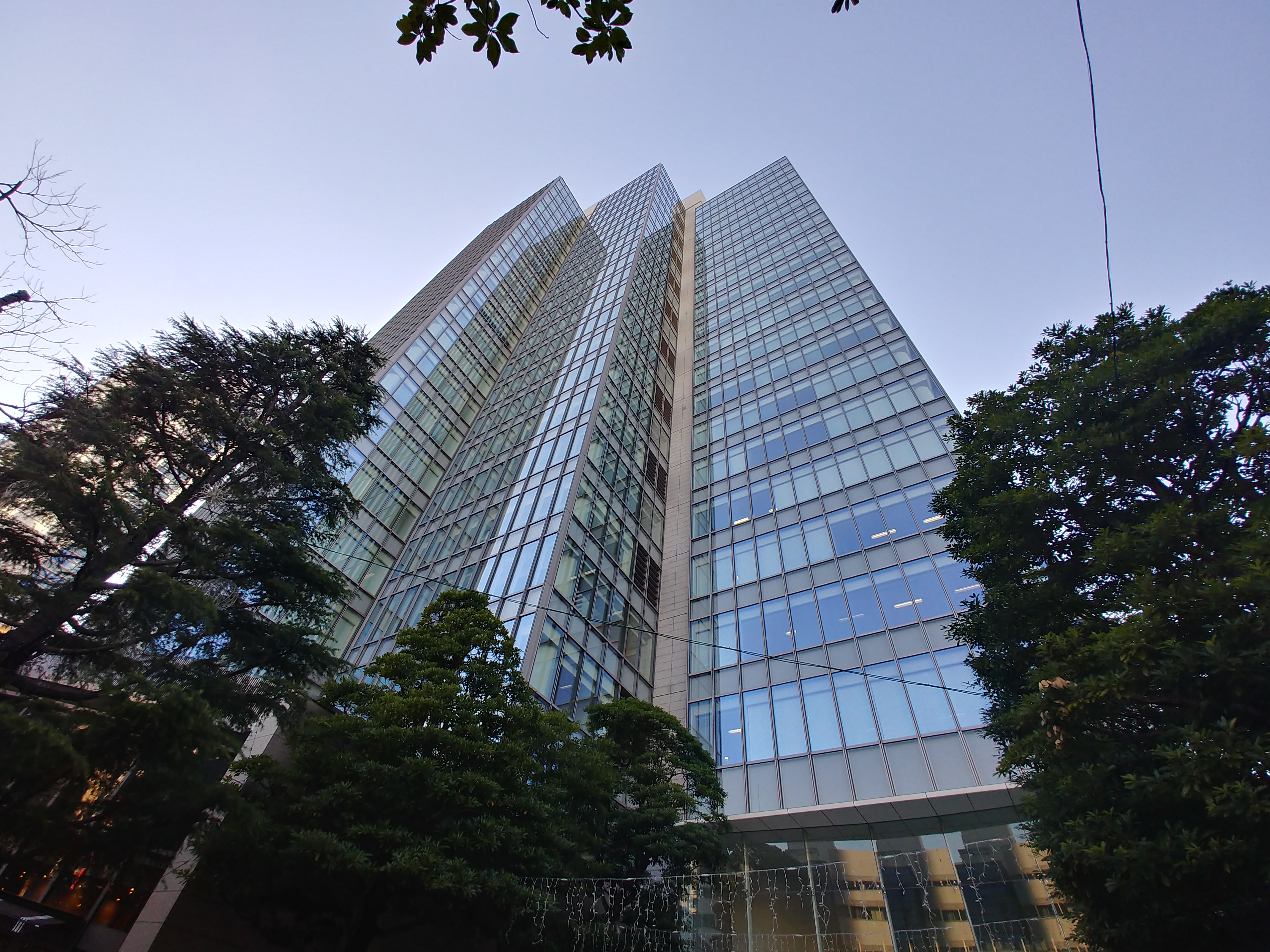 以下、左が標準画角レンズ（4656×3492ドット）、右が広角レンズの撮影サンプル（4160×3120ドット）。リンク先は無加工