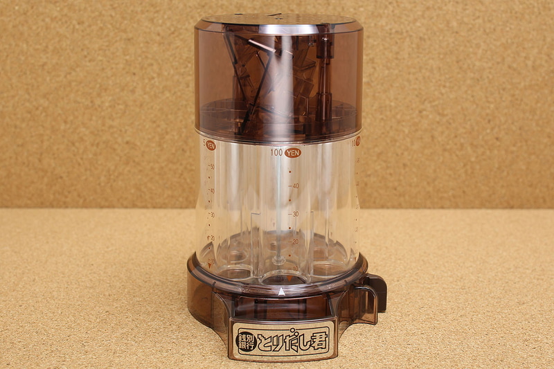 トイボックスの「貯金箱 銭別銀行 とりだし君」。上から入れた硬貨は自動的に選別＆ストックされます。本体上部を回転させて出したいコインを選び、本体横のツマミをつまんで離すと、ストックされた硬貨を1枚ずつ取り出せます。