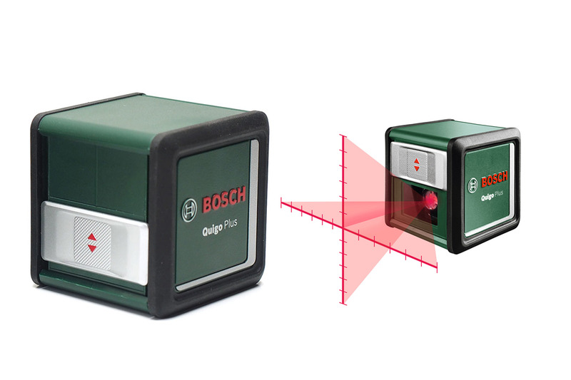 ボッシュ「Quigo 2」（左）や山真「GLZ-3-W」（中央）を使っています。右はレーザーの照射パターンで、赤色が「Quigo 2」、緑色が「GLZ-3-W」のものです。レーザー墨出し器は、置くだけで壁面などにこういった「垂直・水平を示すレーザー光のライン」が照射されます。