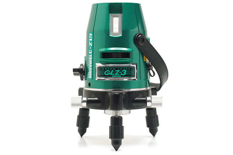 ボッシュ「Quigo 2」（左）や山真「GLZ-3-W」（中央）を使っています。右はレーザーの照射パターンで、赤色が「Quigo 2」、緑色が「GLZ-3-W」のものです。レーザー墨出し器は、置くだけで壁面などにこういった「垂直・水平を示すレーザー光のライン」が照射されます。