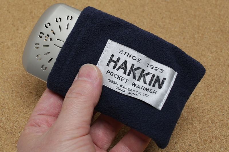 左から、ハクキンカイロ、オイルランプ各種、Zippoライター。