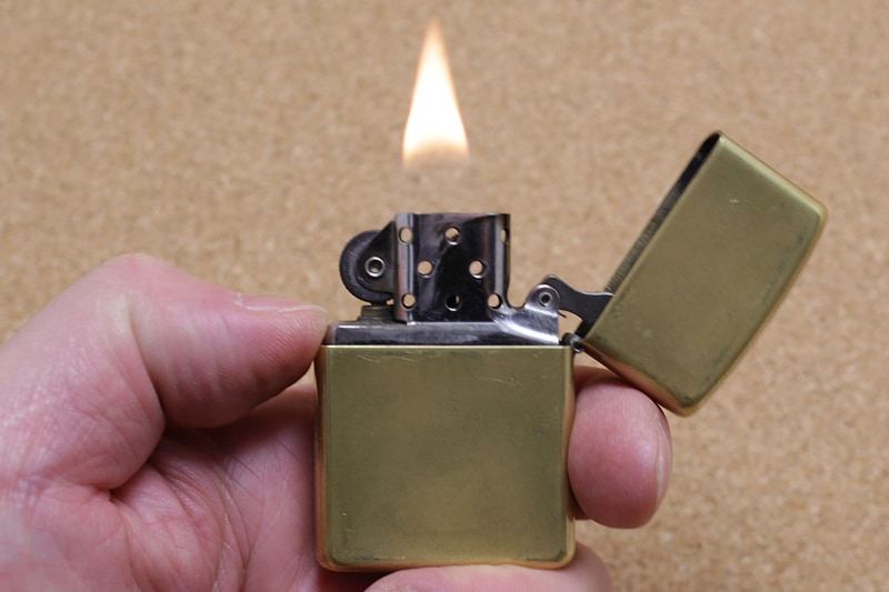 左から、ハクキンカイロ、オイルランプ各種、Zippoライター。