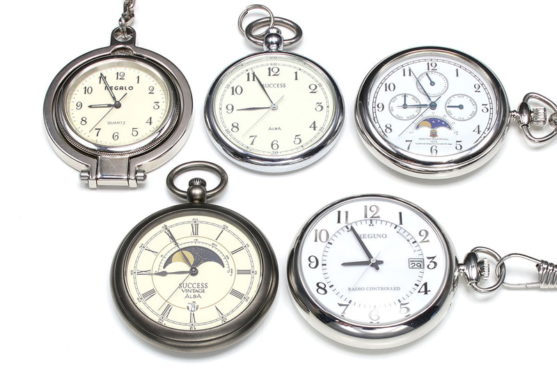 左は実用品としてのポケットウォッチ、中央は腕時計をポケットウォッチ化できる時計ホルダー、右はレジカウンターを時計いじりなどの作業台として使っている様子です。