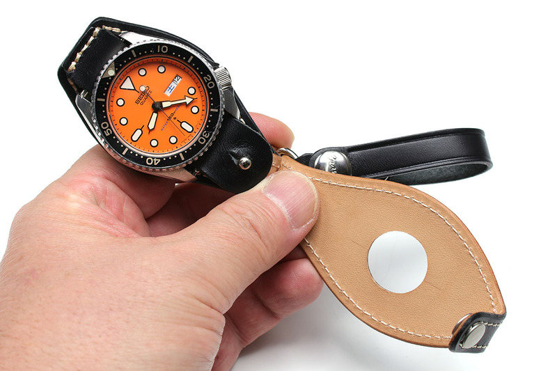 左は実用品としてのポケットウォッチ、中央は腕時計をポケットウォッチ化できる時計ホルダー、右はレジカウンターを時計いじりなどの作業台として使っている様子です。