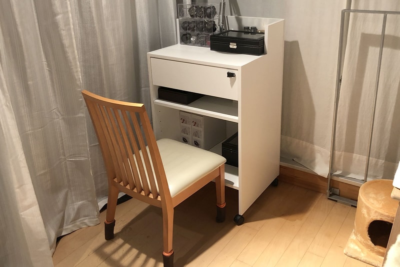 左は実用品としてのポケットウォッチ、中央は腕時計をポケットウォッチ化できる時計ホルダー、右はレジカウンターを時計いじりなどの作業台として使っている様子です。