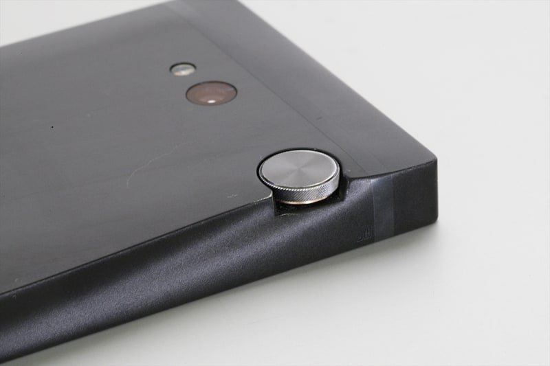 角の立った先鋭的なラインと大型のボリュームノブ