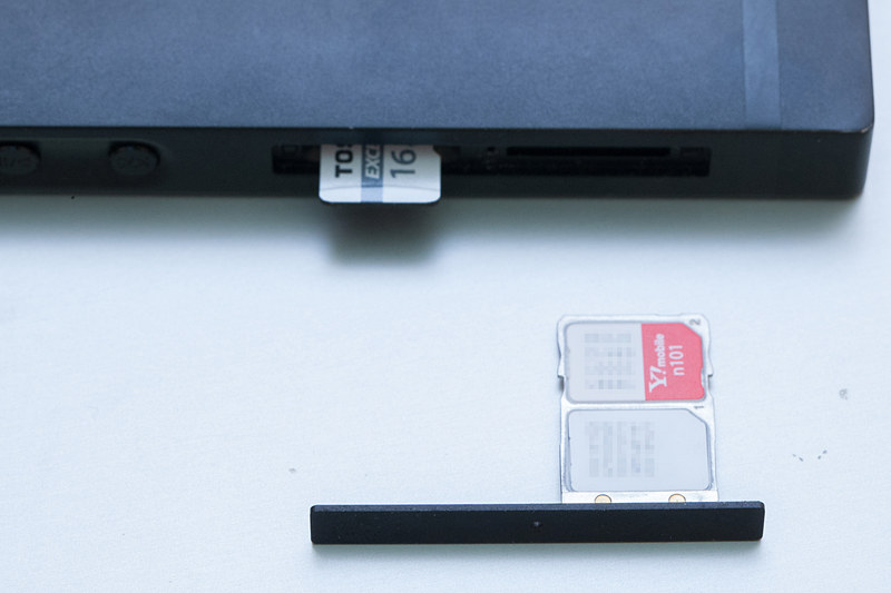 DSDS対応のSIMカードスロットとは別にmicroSDカードスロットを装備しているところも嬉しい