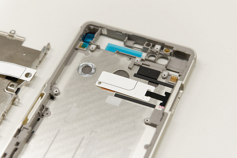 F-01Kではフレームとホルダーが一体化され、強度がさらに増した