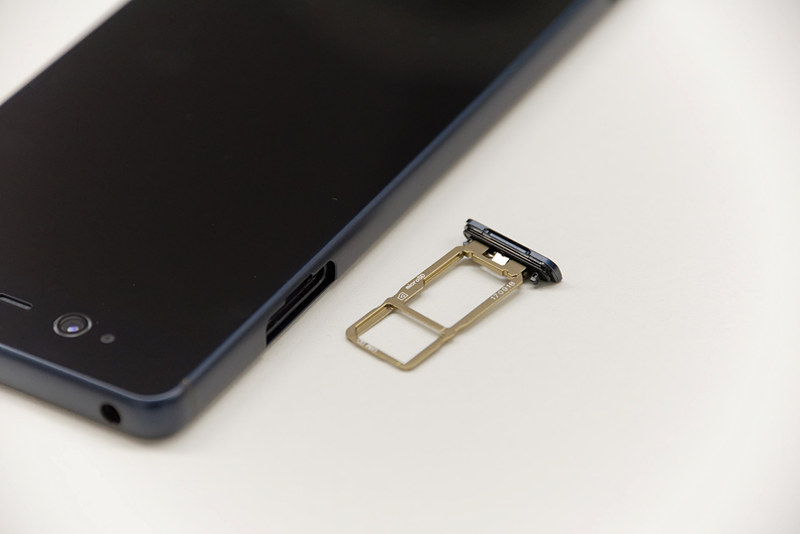 nano SIM/microSDスロットに挿入するトレイは、外側のキャップ部分がフローティング構造になっている