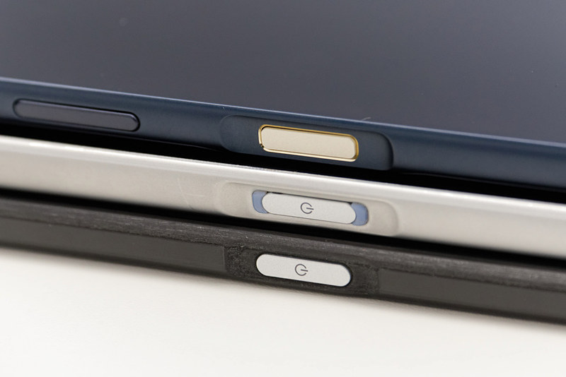 よく見ると電源ボタンまわりの“ザグリ”も微妙に異なる