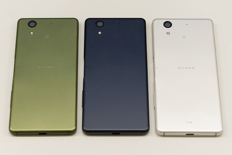F-01Kのボディカラーは「Moss Green」「Blue Black」「Ivory White」の3色。Moss Greenはアウトドア系ファッションなどでも流行の色を選び、Blue BlackとIvory Whiteは単純な黒白とするのではなく、それぞれニュアンスのあるカラーリングにしたとのこと