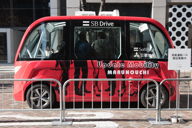 東京・丸の内の仲通りで自動運転シャトルバスが走行