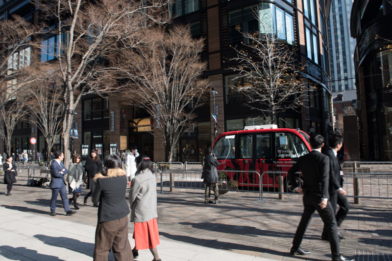 東京・丸の内の仲通りで自動運転シャトルバスが走行