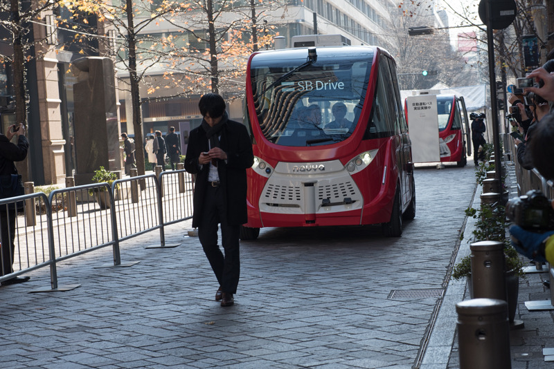 走行ルートに歩行者が侵入したことを検知して一時停止