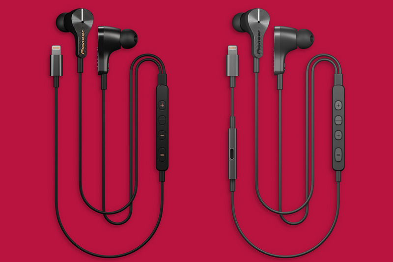 パイオニアの「RAYZ（レイズ）」シリーズ。Lightning接続のiOSデバイス用イヤホンで、ノイズキャンセリング機能を搭載しています。アプリからの機能設定にも対応。「RAYZ」と「RAYZ Plus」の2モデルがあり、「RAYZ Plus」は充電用Lightningポート搭載していて使用中にiOS端末への充電も可能です。