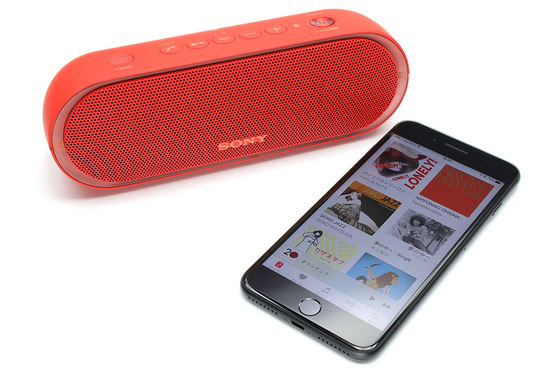 ソニーのワイヤレスポータブルスピーカー「SRS-XB20」。片手で持てるサイズのステレオBluetoothスピーカーで、生活防水仕様です。対応コーデックはSBC/AAC/LDAC。USB充電式（microUSB）で、電池持続時間（Bluetooth接続時）は約12時間です。