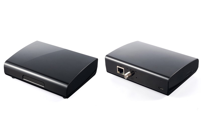 サンワサプライの「フルセグチューナー STV100」。コンパクトな箱形チューナーで、Wi-Fi対応ルーターとLANケーブルで接続して使います。室内（同一LAN内/Wi-Fi）でも屋外（インターネット経由）でも、iOS端末を使ってテレビ番組（フルセグ解像度）を視聴可能。