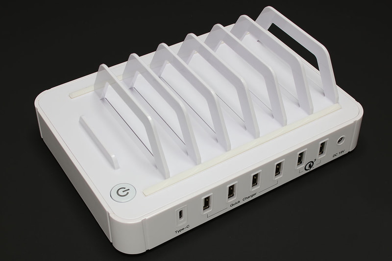 SACのUSB充電スタンド「S7627Q3」。7台までの端末を立てられるスタンドで、7ポートの充電用USB端子を装備。7台の端末を同時に充電できます。