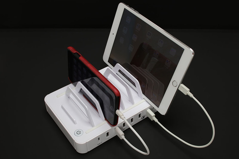 SACのUSB充電スタンド「S7627Q3」。7台までの端末を立てられるスタンドで、7ポートの充電用USB端子を装備。7台の端末を同時に充電できます。