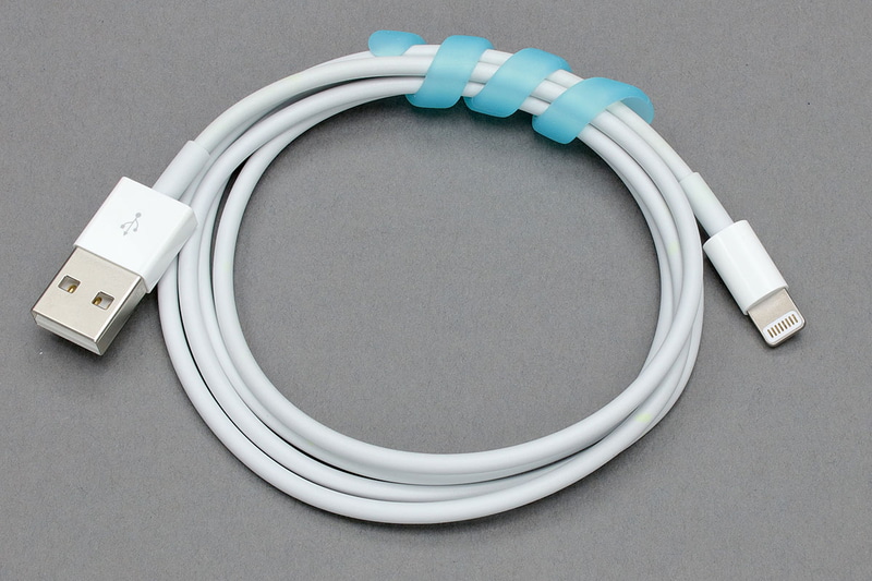 充電用ケーブルなどを安価かつキレイに束ねる方法をいろいろ紹介しました。