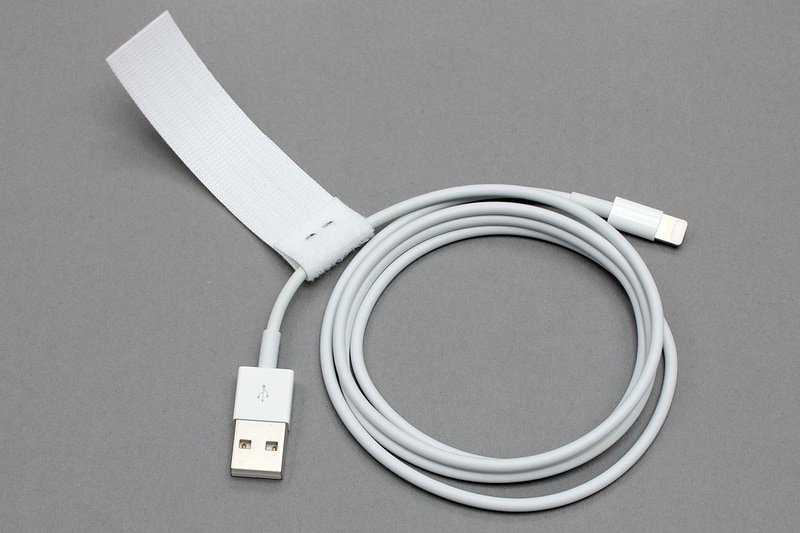 充電用ケーブルなどを安価かつキレイに束ねる方法をいろいろ紹介しました。