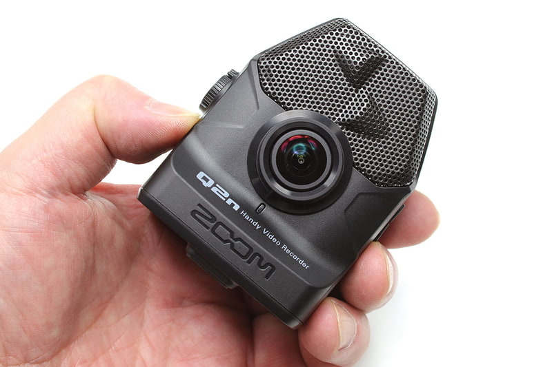 ZOOMの「Q2n」。音楽演奏を高音質で録画できるカメラで、小型・軽量です。筆者は本来の用途とは異なる「カメラの上に装着して取材中の様子を動画でメモ」という目的で使っています。