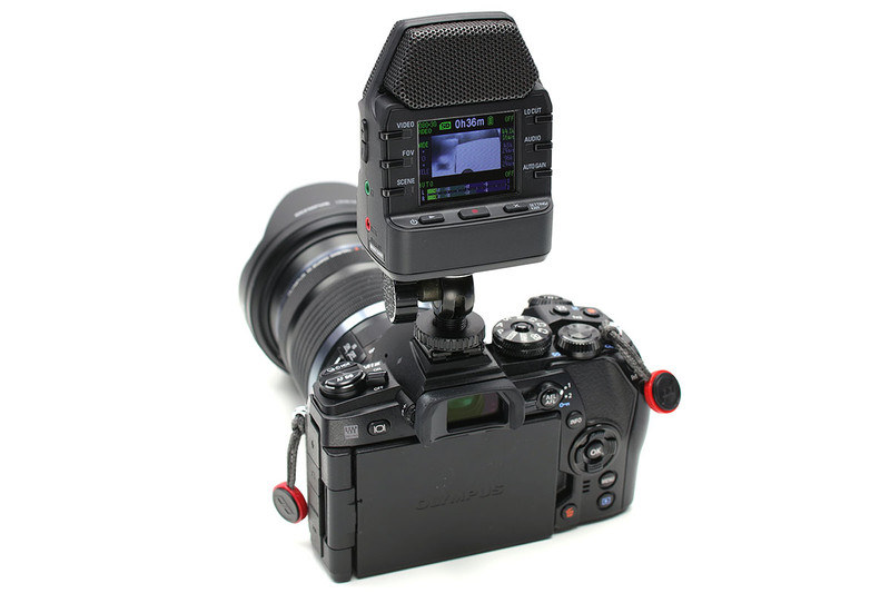 ZOOMの「Q2n」。音楽演奏を高音質で録画できるカメラで、小型・軽量です。筆者は本来の用途とは異なる「カメラの上に装着して取材中の様子を動画でメモ」という目的で使っています。