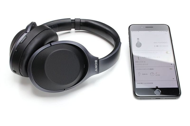 ソニーの「ワイヤレスノイズキャンセリングステレオヘッドセット WH-1000XM2」。ノイズキャンセリング機能搭載のBluetoothヘッドホンで、周囲のノイズを強力に除去しつつ音楽を楽しめます。