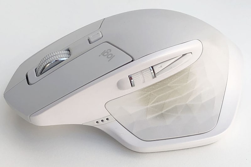 ロジクール「MX MASTER 2S」の指が当たるラバー質感部分が極端に汚れてしまいました。加水分解っぽいベタベタ感も少し。消しゴムなどで強く擦れば少し落ちますが、通常ではちょっと考えられない奇妙な汚れ方です。