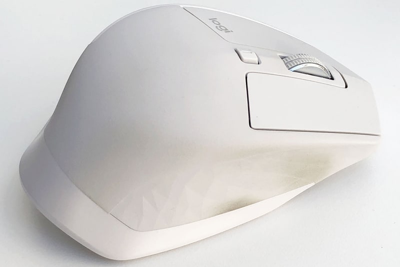 ロジクール「MX MASTER 2S」の指が当たるラバー質感部分が極端に汚れてしまいました。加水分解っぽいベタベタ感も少し。消しゴムなどで強く擦れば少し落ちますが、通常ではちょっと考えられない奇妙な汚れ方です。