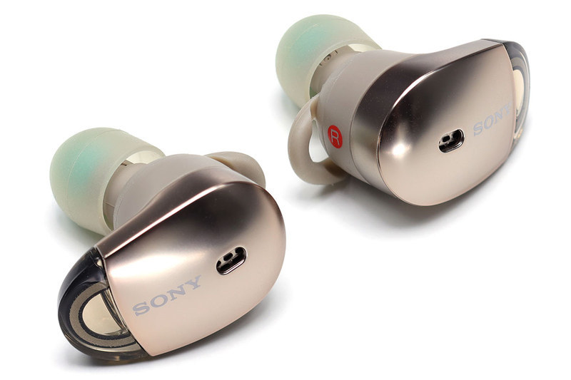 ソニーの「ワイヤレスノイズキャンセリングステレオヘッドセット WF-1000X」。左右分離型のBluetoothイヤホンで、ケーブルが一切ない完全無線です。充電機能を備えたケースが付属します。
